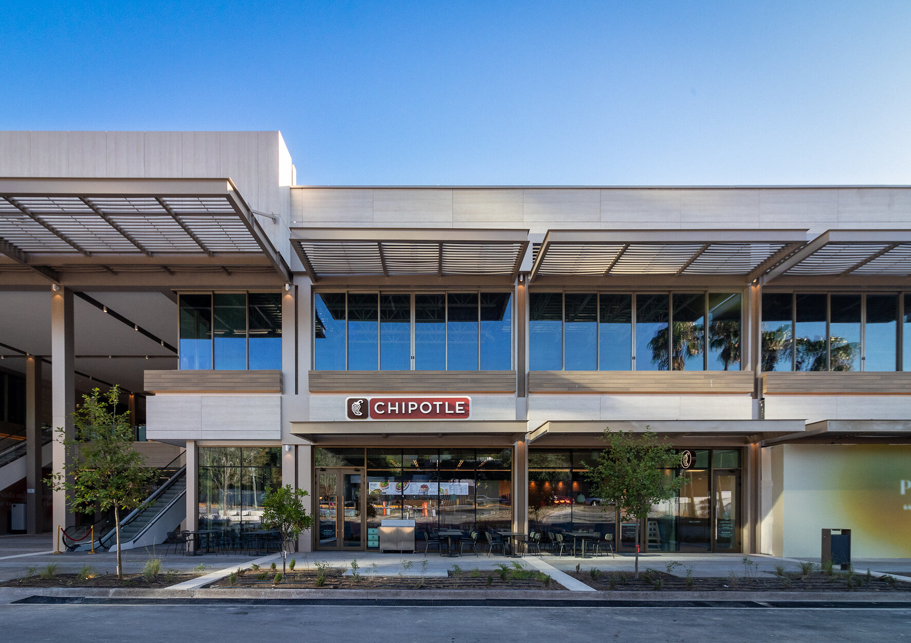 Fachada del primer restaurante Chipotle en México, en Plaza Fiesta San Agustín, San Pedro Garza García
